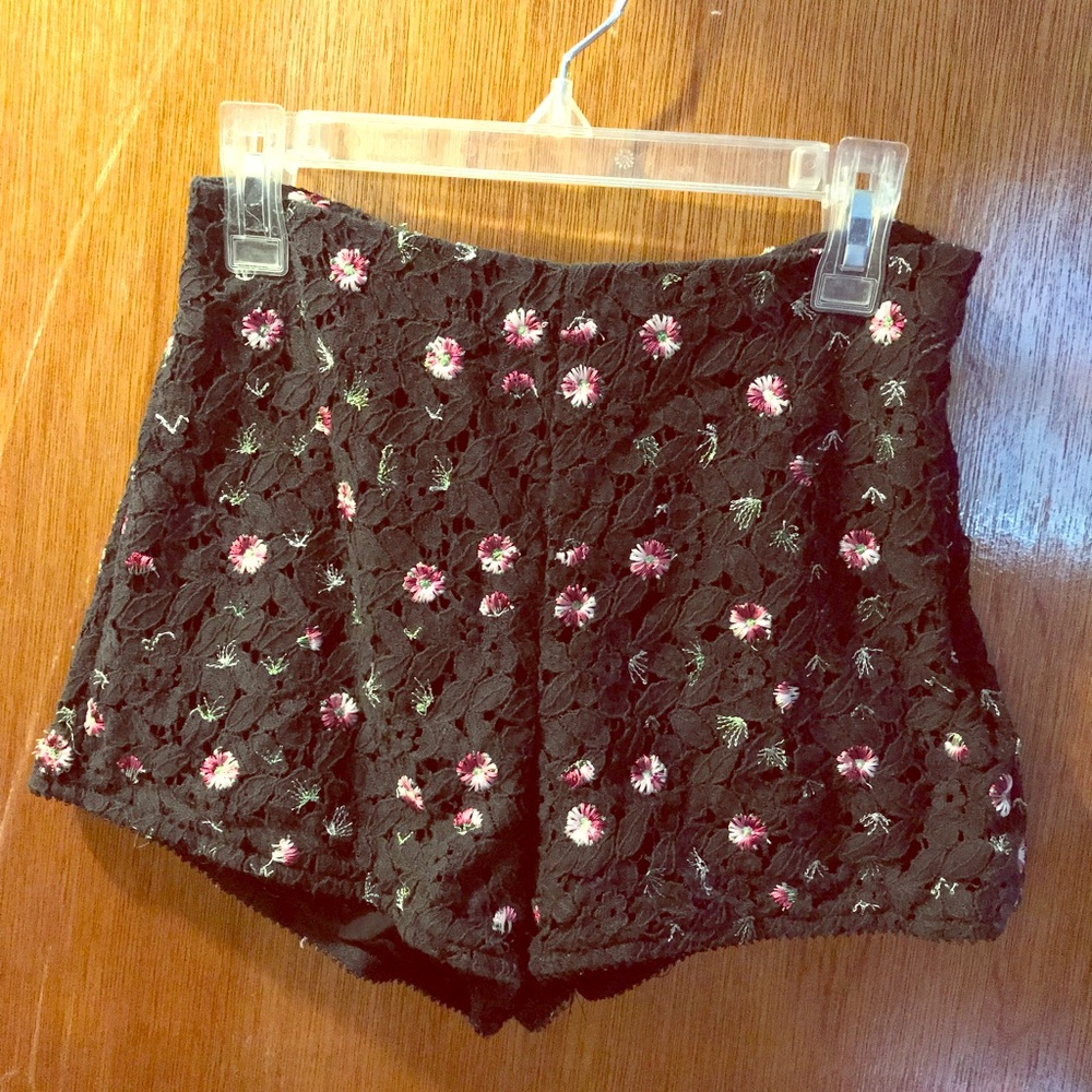 Kendall & Kylie lace flower shorts
